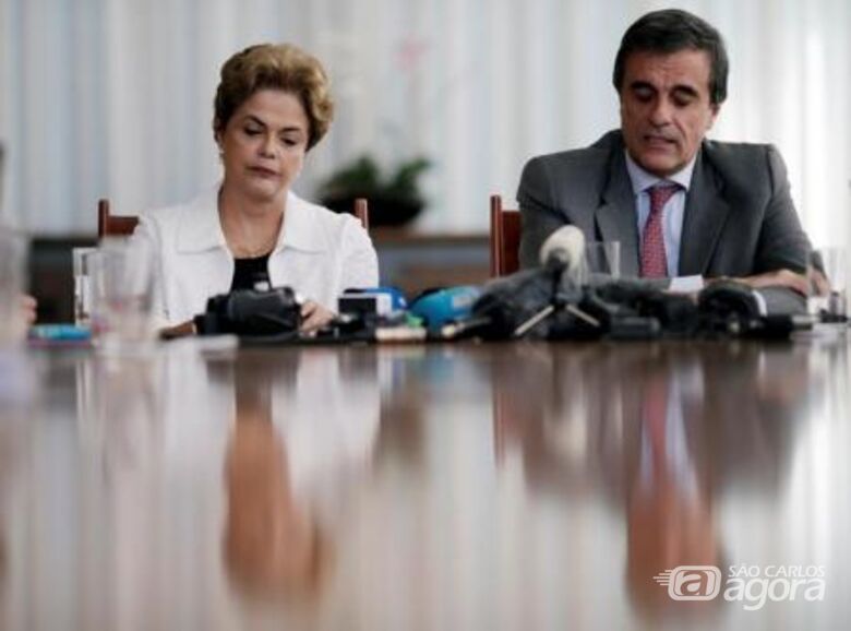 Presidente afastada Dilma Rousseff e ex-advogado geral da União, José Eduardo Cardozo, participam de coletiva com a imprensa estrangeira em Brasília. Reuters/Ueslei Marcelino - 