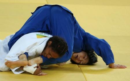 Érika Miranda em luta contra japonesa Nakamura. Foto: Reuters/Adrees Latif -
