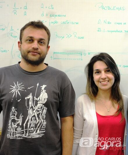 Murilo e Mariana atuam no desenvolvimento de materias bioativos. Foto: Enzo Kuratomi - 