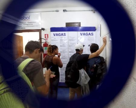 Pessoas fazem fila em busca de trabalho em agência de emprego em Brasília. Foto: Reuters/Ueslei Marcelino -