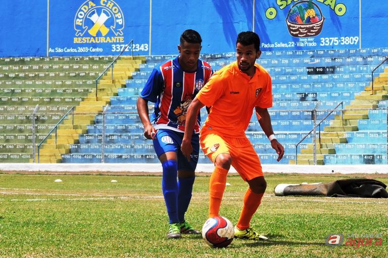 Equipe são-carlense saiu vencendo, mas sofreu a virada com gols em dois minutos. Foto: Gustavo Curvelo/Divulgação -