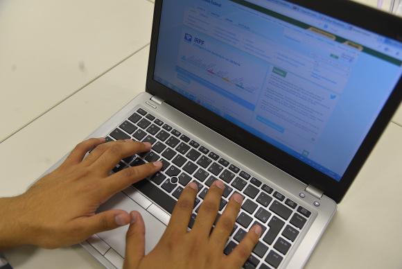 Para saber se teve a declaração liberada, o contribuinte deverá acessar a página da Receita na internet ou ligar para o Receitafone (146). Fone: Marcello Casal Jr./Agência Brasil -