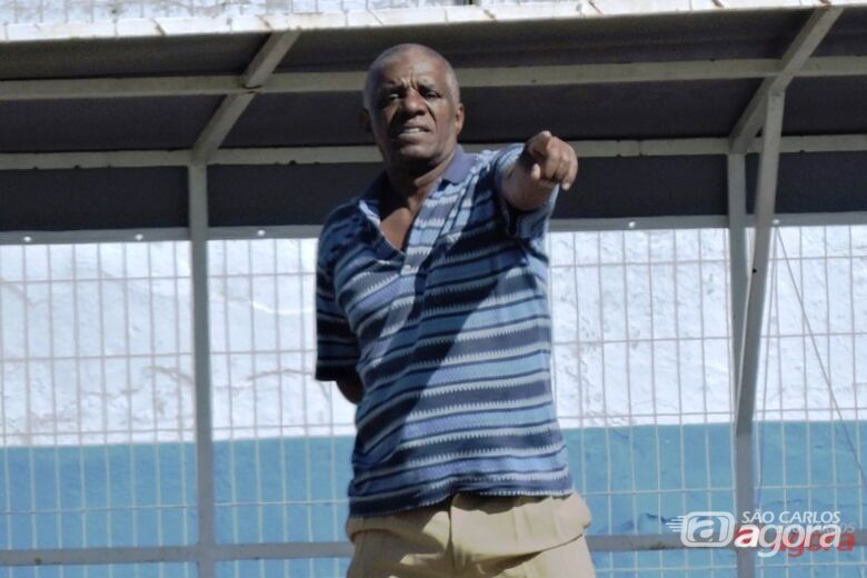 Gira-gira acumulou as funções de treinador e supervisor de futebol. Foto: Gustavo Curvelo/Divulgação - 
