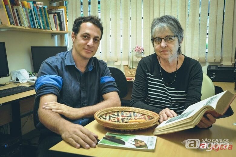 João Paulo Ribeiro e professora Maria Sílvia Martins, responsáveis pela tradução. Foto: Letícia Longo - 
