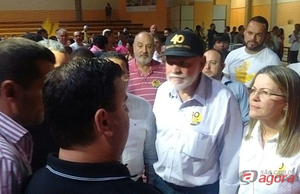 Em sua chegada, Airton foi ovacionado pelos correligionários. (foto Deco Ferreira) -
