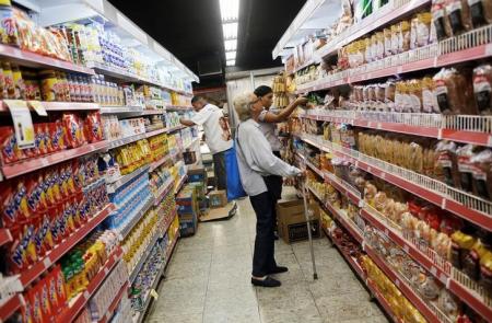 Clientes em supermercado no Rio de Janeiro. Foto: Reuters/Nacho Doce -
