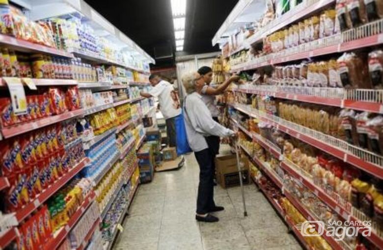 Clientes em supermercado no Rio de Janeiro. Foto: Reuters/Nacho Doce - 