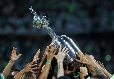 Jogadores do Atlético Nacional, da Colômbia, levantam troféu da Copa Libertadores. Foto: Reuters/Fredy Builes -