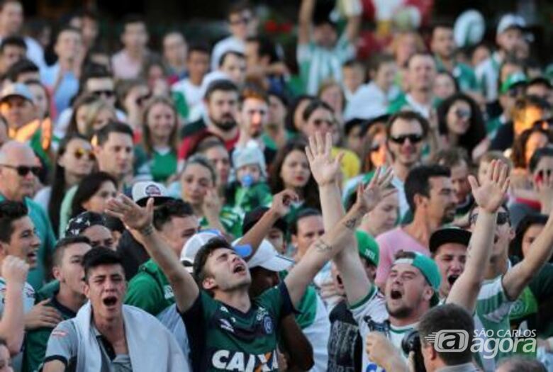 Torcedores da Chapecoense em homenagem aos mortos no acidente aéreo na Colômbia. Foto: Reuters/Paulo Whitaker - 