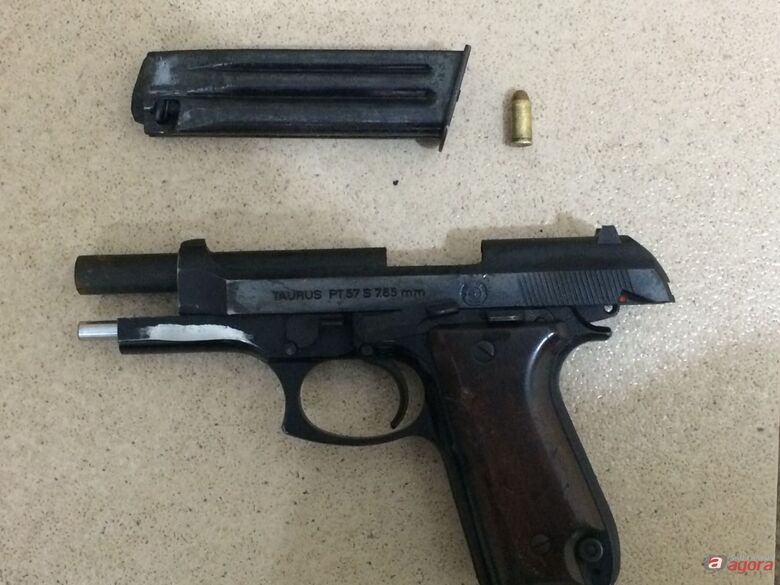 Arma que foi apreendida com o acusado. -