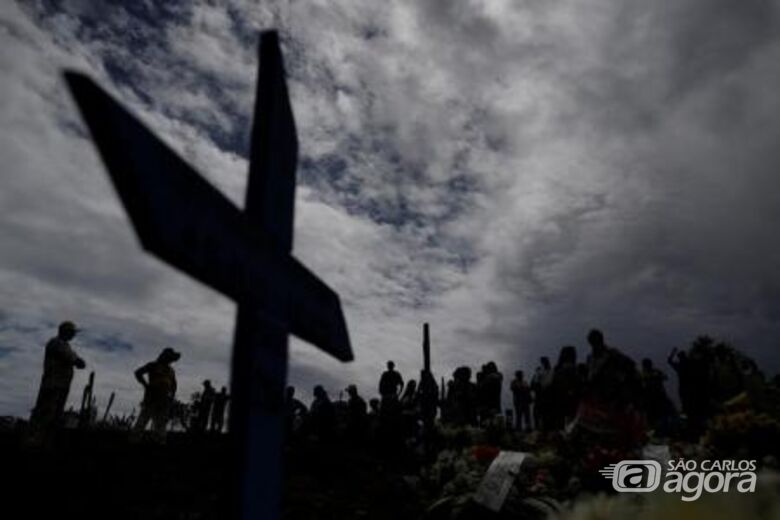 Parentes em funeral de um dos presos mortos em Manaus. Foto: Reuters/Ueslei Marcelino - 