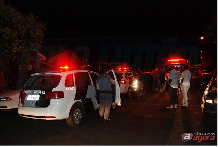 Policiais militares no local do crime. (foto Fala Matão) -