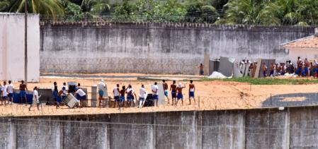 Presos de facções rivais separados por barricadas em presídio de Alcaçuz, na grande Natal. Foto: Reuters/Josemar Gonçalves -