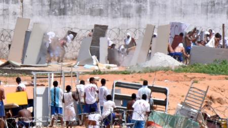 Presos rebelados em présido de Alcaçuz, na grande Natal. Foto: Reuters/Josemar Gonçalves -