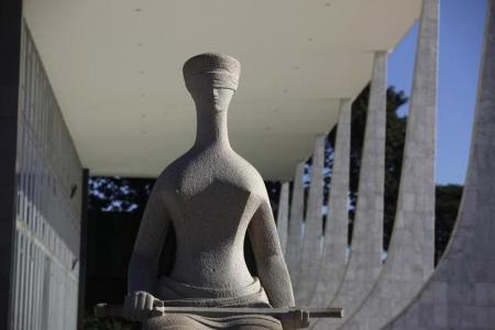 Estátua da Justiça do lado de fora do prédio do Supremo Tribunal Federal em Brasília. Foto: Reuters/Ricardo Moraes -
