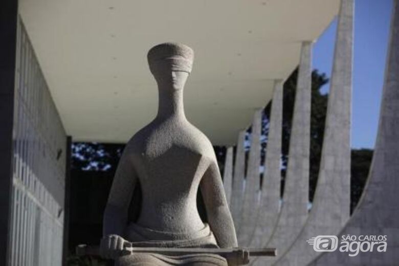 Estátua da Justiça do lado de fora do prédio do Supremo Tribunal Federal em Brasília. Foto: Reuters/Ricardo Moraes - 