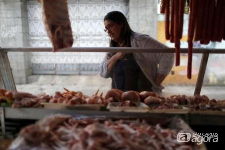 Mulher observa banca com carnes em feira do Rio de Janeiro. Reuters/Pilar Olivares - 