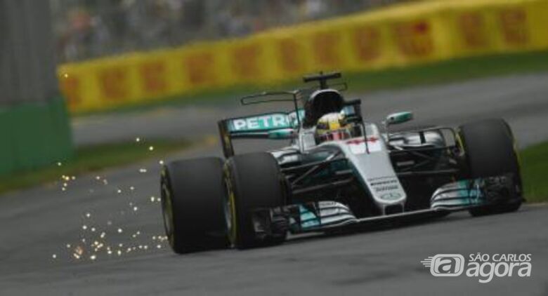 Piloto da Mercedes Lewis Hamilton em treino livre na Austrália. Foto: Reuters/Jason Reed - 