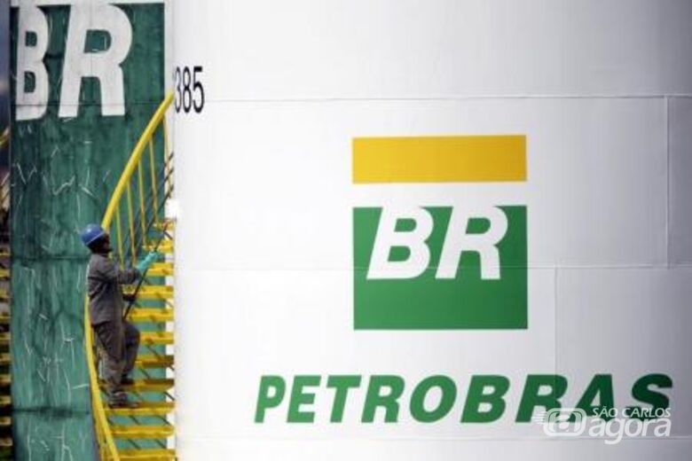 Funcionário pinta tanque de combutível da Petrobras. Foto: Reuters/Ueslei Marcelino/File Photo - 