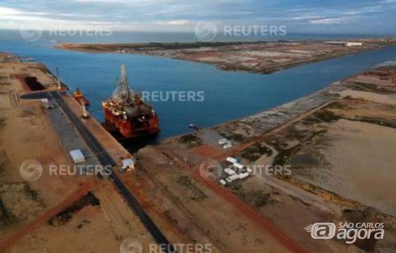Plataforma de petróleo no terminal T-Oil no Porto de Acu em São João da Barra, Brasil. Foto: Reuters/Ricardo Moraes - 