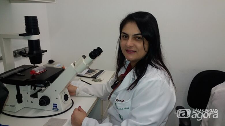 Professora Fernanda An&iacute;bal no Laborat&oacute;rio de Inflama&ccedil;&atilde;o e Doen&ccedil;as Infecciosas. Foto: Gisele Bicaletto - 