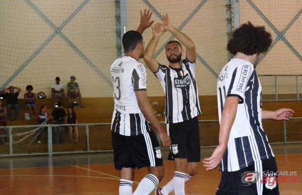 Atletas da Adventista celebram gol na vitória contra a Internacional da Vida A, por 5 a 3. Foto: Gustavo Curvelo/Divulgação -