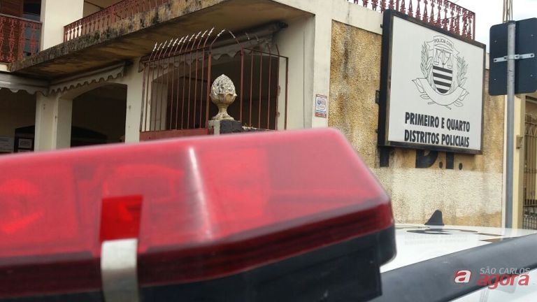 Dupla assalta loja de conveniência de posto no Centro -