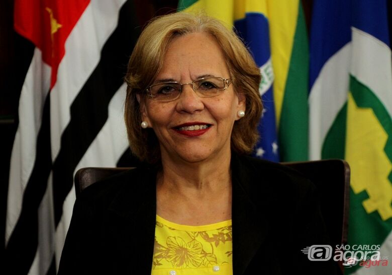 Carro oficial da Câmara Municipal capota com vereadora Cidinha do Oncológico -