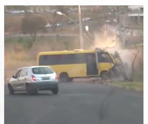 Vídeo mostra exato momento em que motorista de micro-ônibus bate em dois postes - 