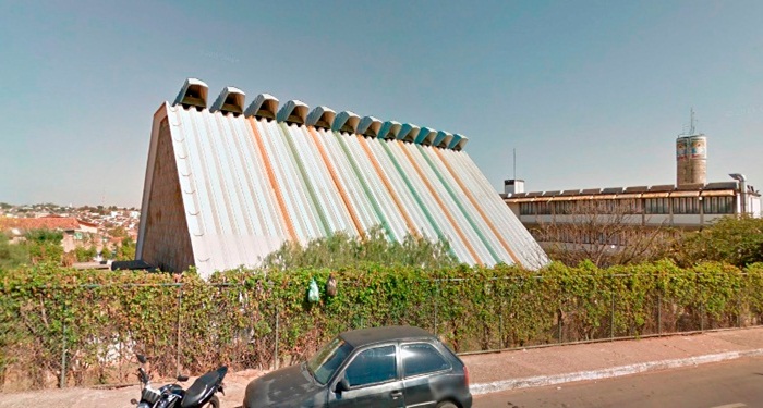 Estupro teria ocorrido no pátio da Escola Caic. (foto Google) -