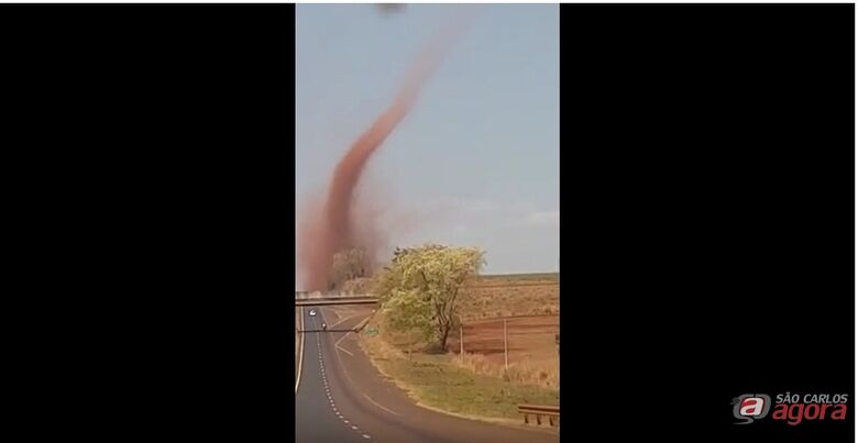 Redemoinho de terra assusta motoristas em rodovia da região -