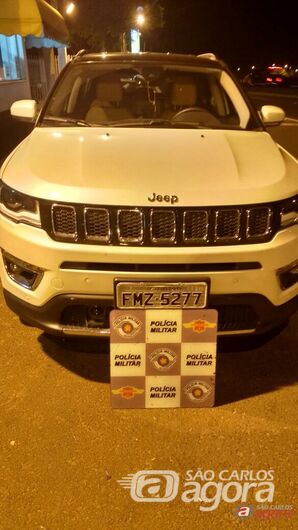 Polícia Rodoviária recupera carro roubado em Araraquara - 