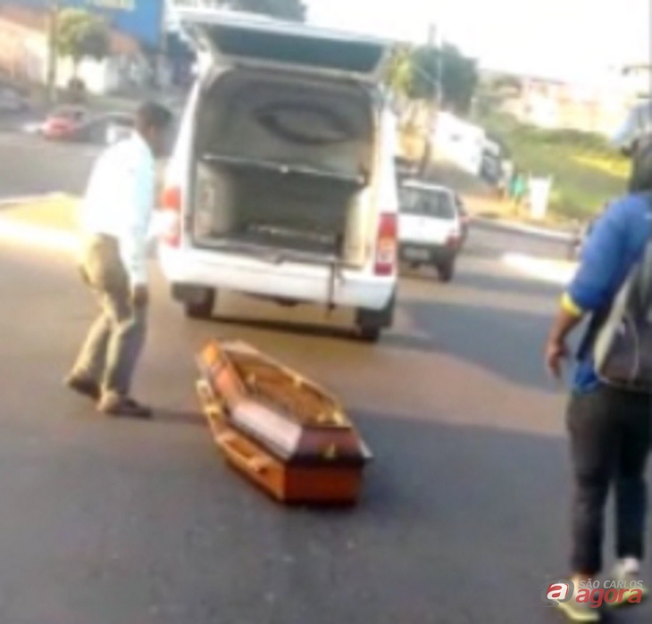 NÃO FOI EM SÃO CARLOS! caixão cai de carro funerário -