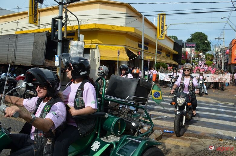 Caminhada Outubro Rosa reúne milhares de pessoas nas ruas de São Carlos -