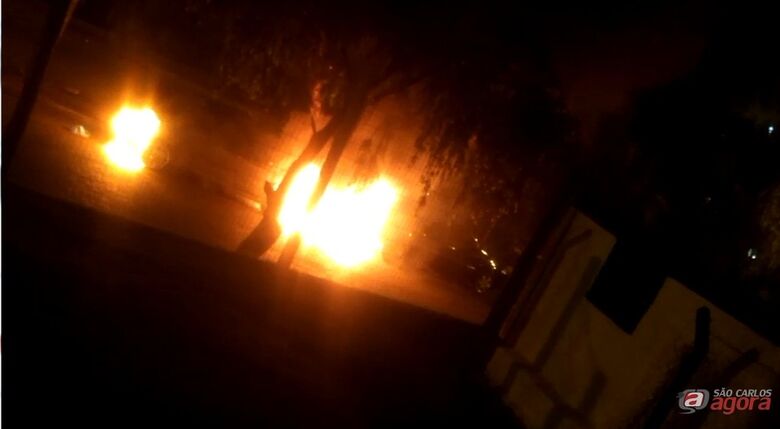 Carros são incendiados no CDHU; veja o vídeo -