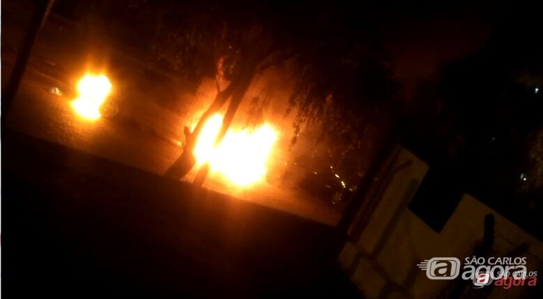 Carros são incendiados no CDHU; veja o vídeo - 
