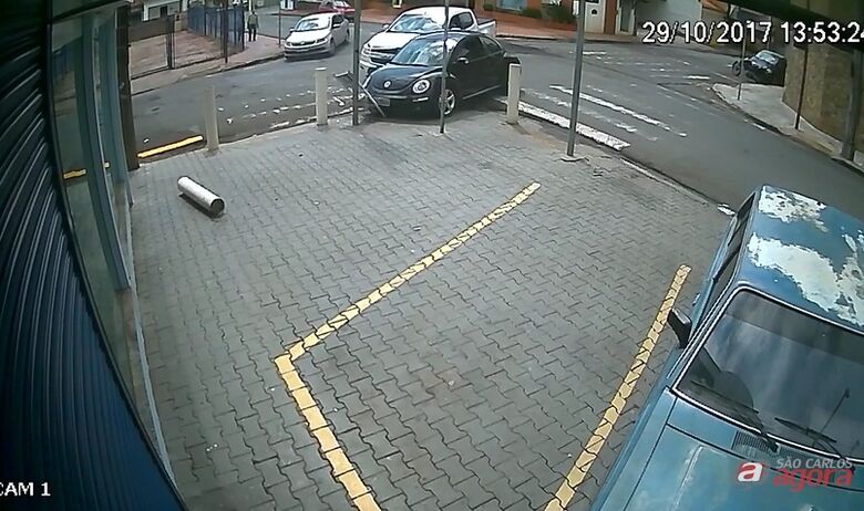 Câmeras registram acidente em cruzamento no Centro -