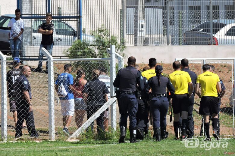 Árbitro iniciou jogo contra o Raça, mas encerrou no segundo tempo alegando segurança. Foto: Gustavo Curvelo/Divulgação -