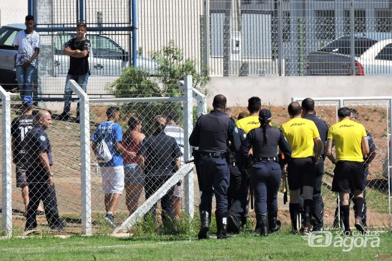 &Aacute;rbitro iniciou jogo contra o Ra&ccedil;a, mas encerrou no segundo tempo alegando seguran&ccedil;a. Foto: Gustavo Curvelo/Divulga&ccedil;&atilde;o - 