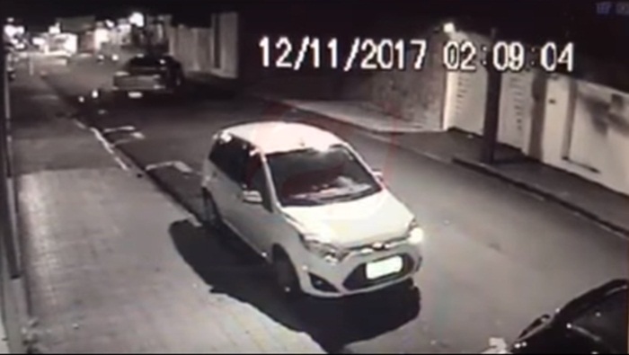 Caminhonete desgovernada bate em carros estacionados no Centro; motorista fugiu a pé -