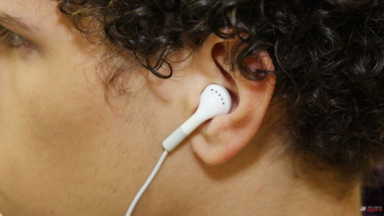 Jovens estão perdendo audição por causa de fones de ouvido, alerta conselho -