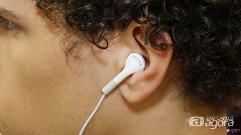 Jovens estão perdendo audição por causa de fones de ouvido, alerta conselho - 