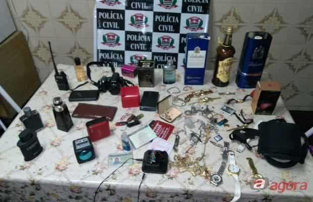Material apreendido em residências. -