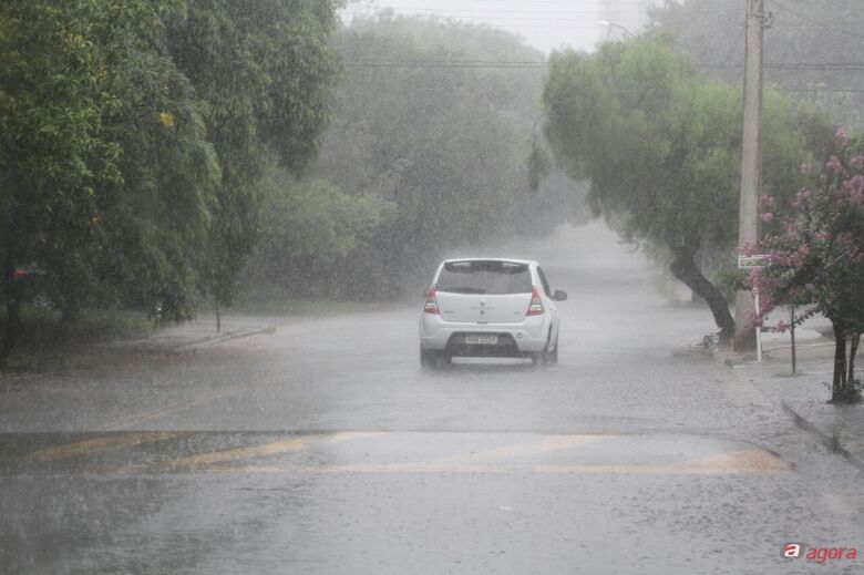Defesa Civil alerta para possibilidade de chuva acompanhada de raios -