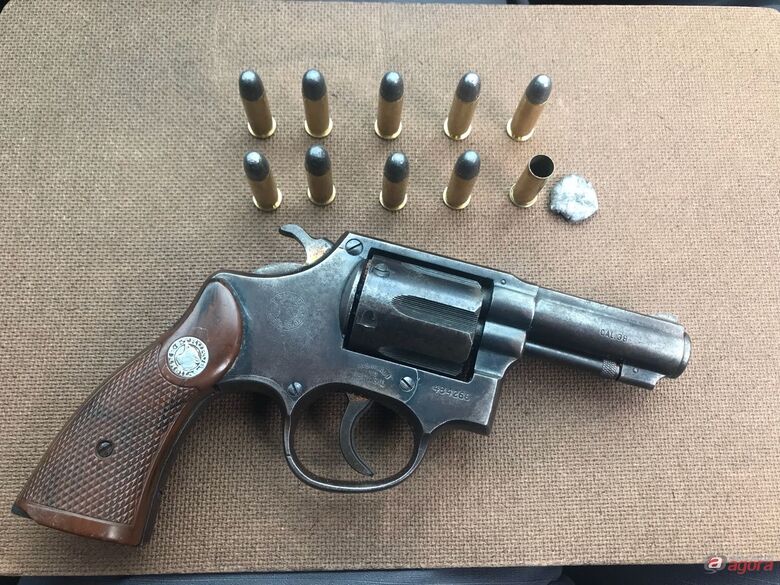 Homem é detido por agressão e porte ilegal de arma de fogo -