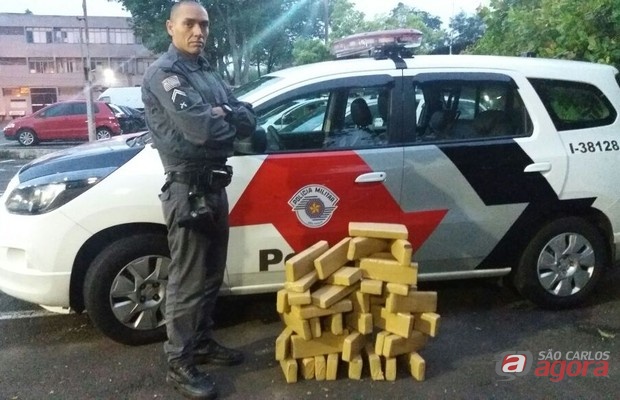 Cabo Marques e a droga apreendida. (foto Milton Rogério) -