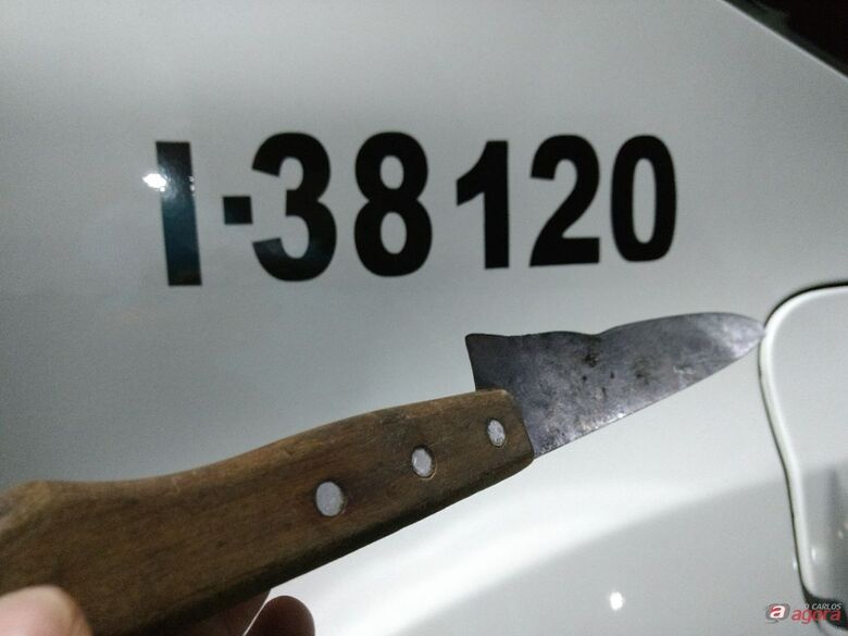 Criança tenta esfaquear padrasto ao ver uma briga entre ele e a mãe -