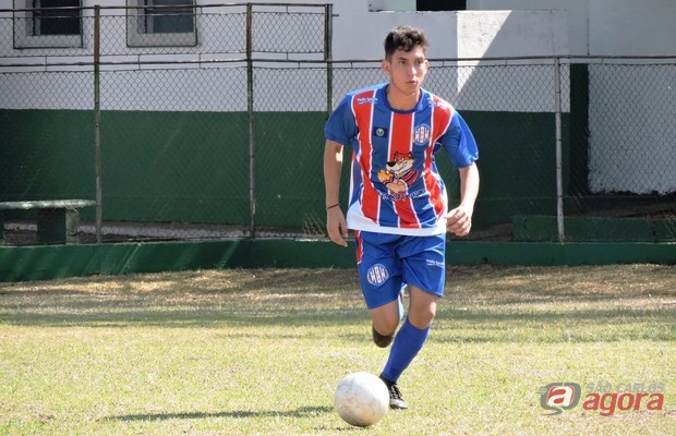 Jhonatas passou por alguns clubes até reencontrar esperança no futebol com o Lobão. Foto: Gustavo Curvelo/Divulgação -