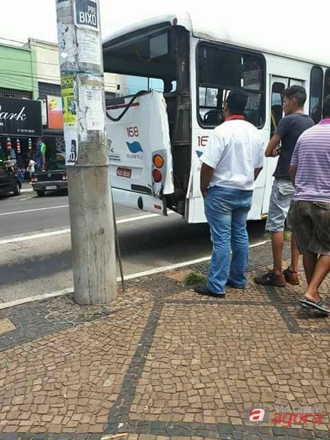 Ônibus colide em poste na avenida São Carlos -