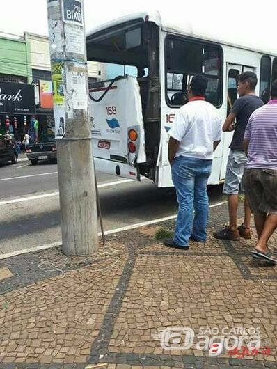 Ônibus colide em poste na avenida São Carlos - 